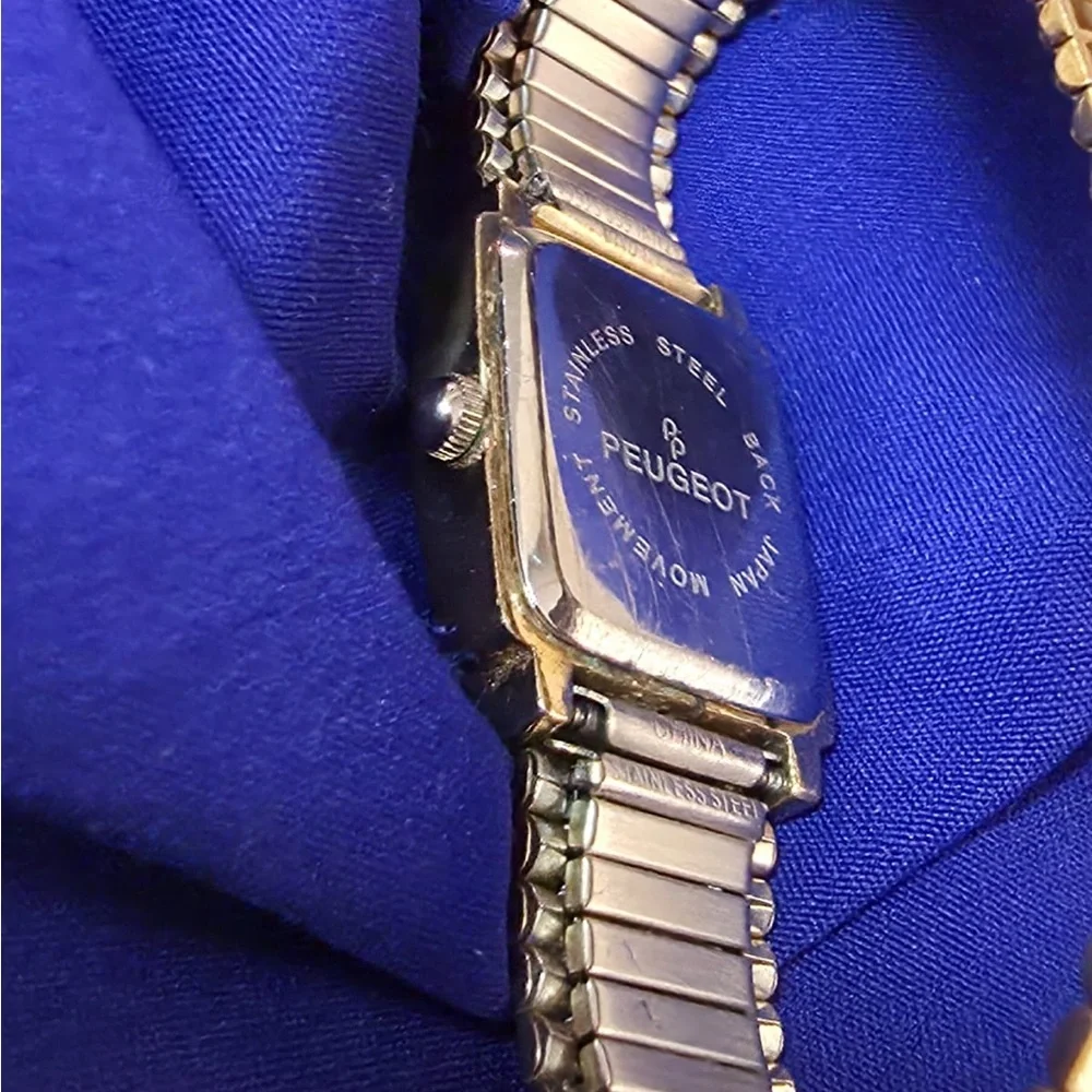 Peugeot Gold Tone Women's Petite Watch New battery fully working